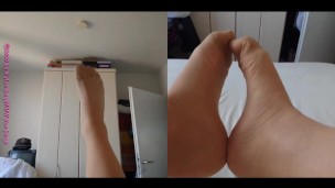 Füße von Nylonjunge in Feinstrumpfhose