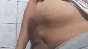 Estoy muy caliente y me toco la verga