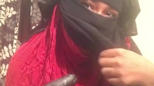Lonely Hijabi niqabi shaking big ass. Leave comment if you want to see more?