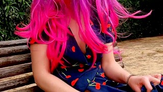 Chica cachonda se masturba en un banco de un parque publico hasta tener un squirt