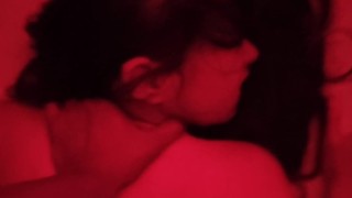 Voy de visita donde mi amigo y termino grabandome en cuatro y con la boca llena de leche