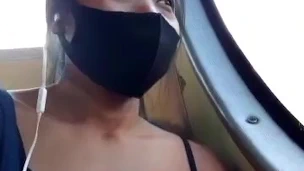 Sra. Feet safada se exibindo no metrô e na rua