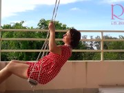 Ama de casa linda se divierte sin bragas en el columpio Puta se balancea y muestra su coño perfecto 1/16