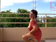 Ama de casa linda se divierte sin bragas en el columpio Puta se balancea y muestra su coño perfecto 11/16