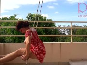 Ama de casa linda se divierte sin bragas en el columpio Puta se balancea y muestra su coño perfecto 13/16