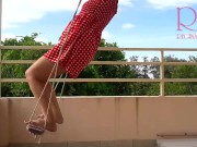 Ama de casa linda se divierte sin bragas en el columpio Puta se balancea y muestra su coño perfecto 15/16