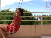 Ama de casa linda se divierte sin bragas en el columpio Puta se balancea y muestra su coño perfecto 2/16