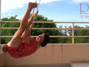 Ama de casa linda se divierte sin bragas en el columpio Puta se balancea y muestra su coño perfecto 5/16