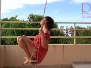 Ama de casa linda se divierte sin bragas en el columpio Puta se balancea y muestra su coño perfecto 7/16