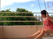 Ama de casa linda se divierte sin bragas en el columpio Puta se balancea y muestra su coño perfecto 9/16