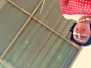 Ama de casa linda se divierte sin bragas en el columpio Puta se balancea y muestra su coño perfecto 10/16