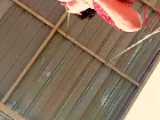 Ama de casa linda se divierte sin bragas en el columpio Puta se balancea y muestra su coño perfecto 11/16