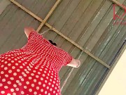 Ama de casa linda se divierte sin bragas en el columpio Puta se balancea y muestra su coño perfecto 15/16