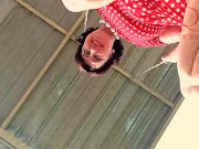 Ama de casa linda se divierte sin bragas en el columpio Puta se balancea y muestra su coño perfecto 16/16