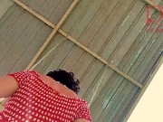 Ama de casa linda se divierte sin bragas en el columpio Puta se balancea y muestra su coño perfecto 2/16