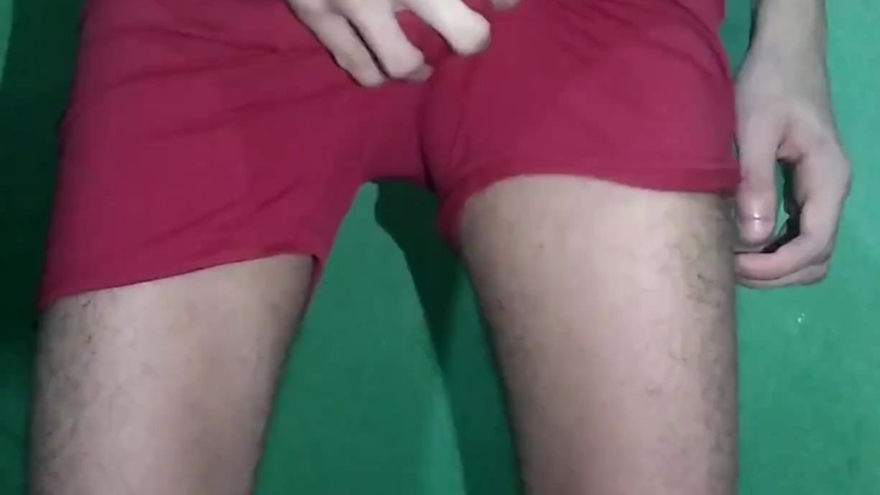 Peludo quitándose la ropa interior roja y luciendo todo