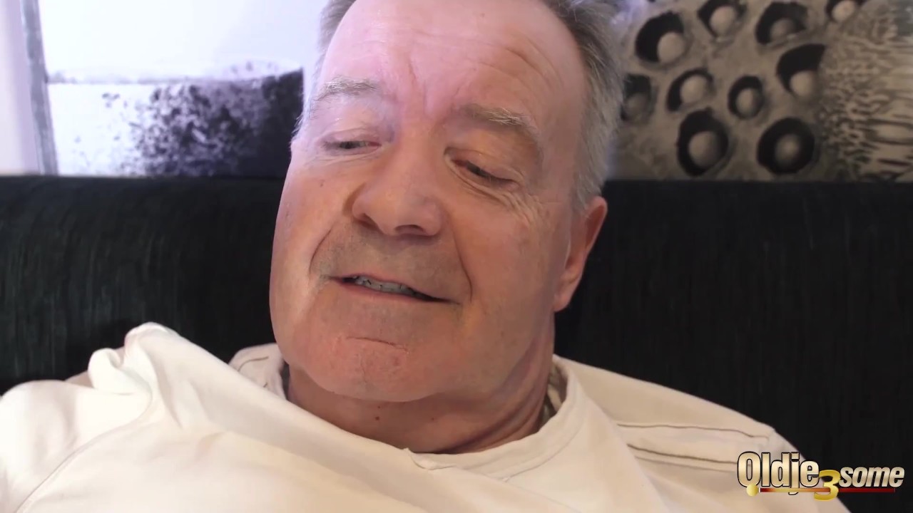 Grandpa with big cock cums on pretty girlfriends faces in threesome - Darmowe seks wideo - RedTube