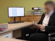 LOAN4K Die Notwendigkeit eines Kredits bringt die Geschäftsfrau dazu, mit einem Mann zusammenzuarbeiten 2/16