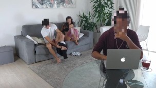 Fidanzata italiana scopa un suo amico mentre il ragazzo è distratto