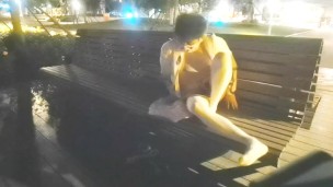 混雑した公園で自慰行為をしている白いストッキングのかわいい男の子