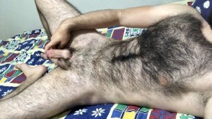 Cara sexy muito peludo eu estava sendo pego pela minha madrasta enquanto me masturbava