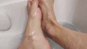 Je joue avec mes pieds sale devant l'ordinateur