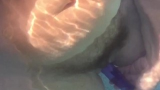 Juguete de burbujas bajo el agua juega con chorro de piscina golpeando mi coño peludo, orgasmos que ruedan los ojos 