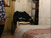 Dándole una propina al repartidor 1/16