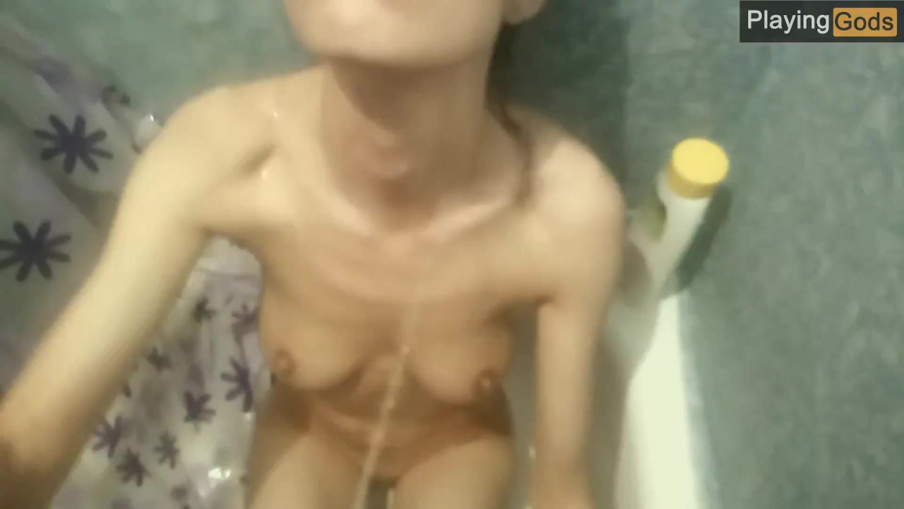 Ele mijou em uma garota magrinha e depois encheu a boca dela com seu esperma - PlayingGods - Vídeo de sexo grátis - RedTube