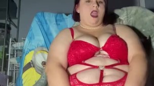 Milf fucks her self. 