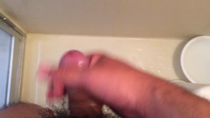 お風呂場で喘ぎながら手コキしてたら潮吹きしちゃった