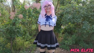 Sexy Schulmädchen mit Ohren in Uniform geht die verlassene Straße entlang