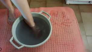 Very dirty feet for Nicoletta so dirty that she washes them in a basin. Do you want to spy on her?