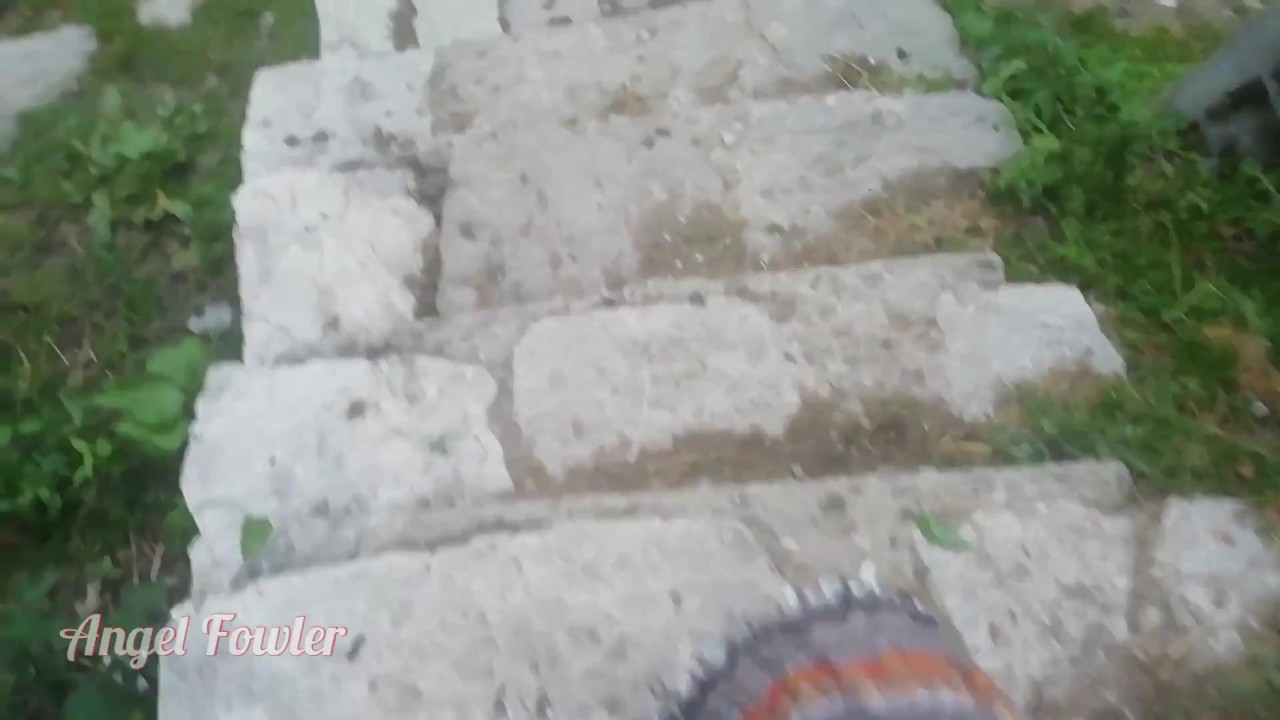 Shameless stops on the road by a stream to pee and change her menstrual cup - almost caught by - Darmowe seks wideo - RedTube