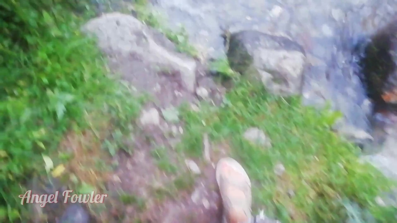 Shameless stops on the road by a stream to pee and change her menstrual cup - almost caught by - Darmowe seks wideo - RedTube