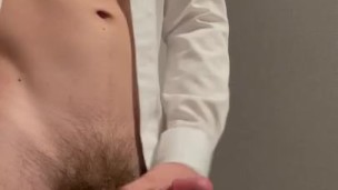 大学生男子がシャツでオナニー【机にぶっかけ】