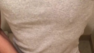 中年　タンクトップ姿で座ってシーシーするおっさん