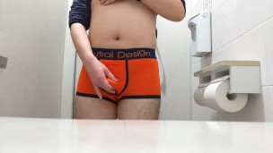 リーマンが休日のデパートのトイレでオナニー