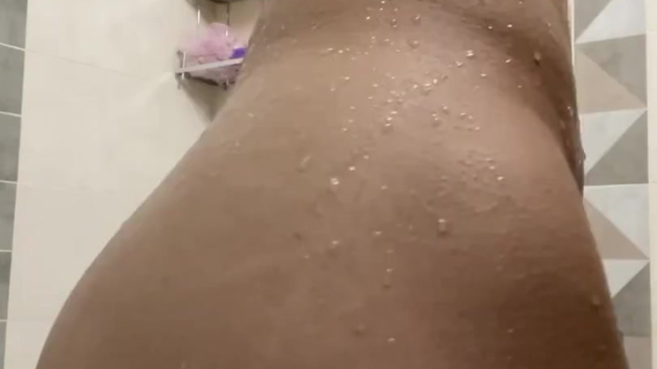 Ragazza magra si fa una doccia - Video di sesso gratis - RedTube