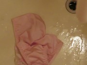 Piss on pink panties in bathroom !! ピンクのパンティーに小便ぶっかけ！！