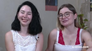 Joana besorgt es Emily mit dem Strap-On