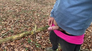 Er musste mit hartem schwanz einfach drauf los pissen