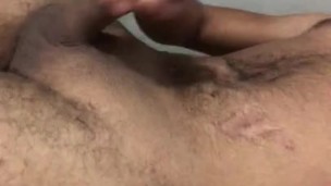 Policía pasa sus ratos libres en el dormitorio tocando su polla grande y gorda has corréese 