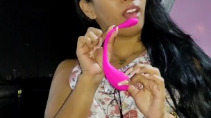 Latina sexy pagando com brinquedo sexual em público!