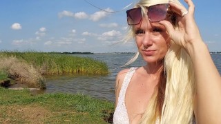 Cynthia Tazer vista para o lago