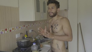 Hablando  mientras cocino desnudo