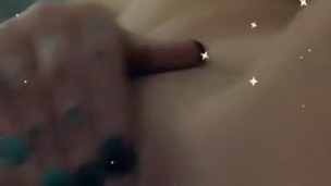 Je me masturbe devant toi en gros plan, comme si tu y étais