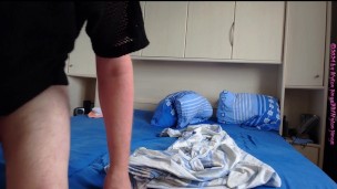 Geiler Nylonjunge ist heiß auf Fremde Nylons - 1