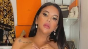 foxyanastasia creme si mesma e disparar uma enorme gozada