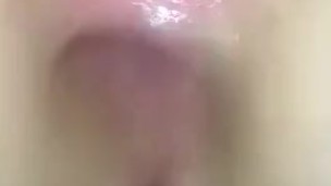 Mi hijastra se mete un tubo en el culo